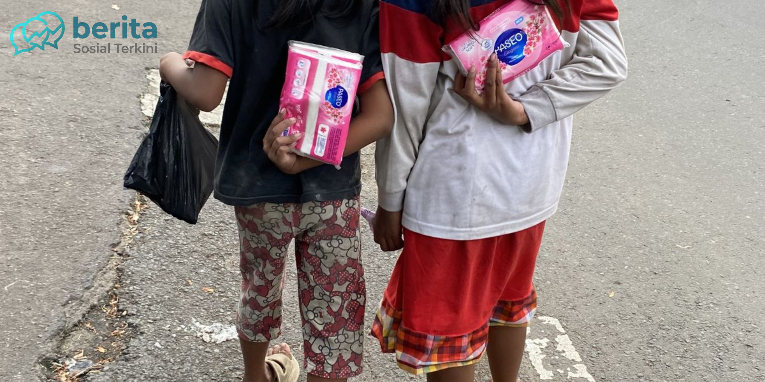 Anak bekerja di jalan dan mendapat pendampingan petugas sosial